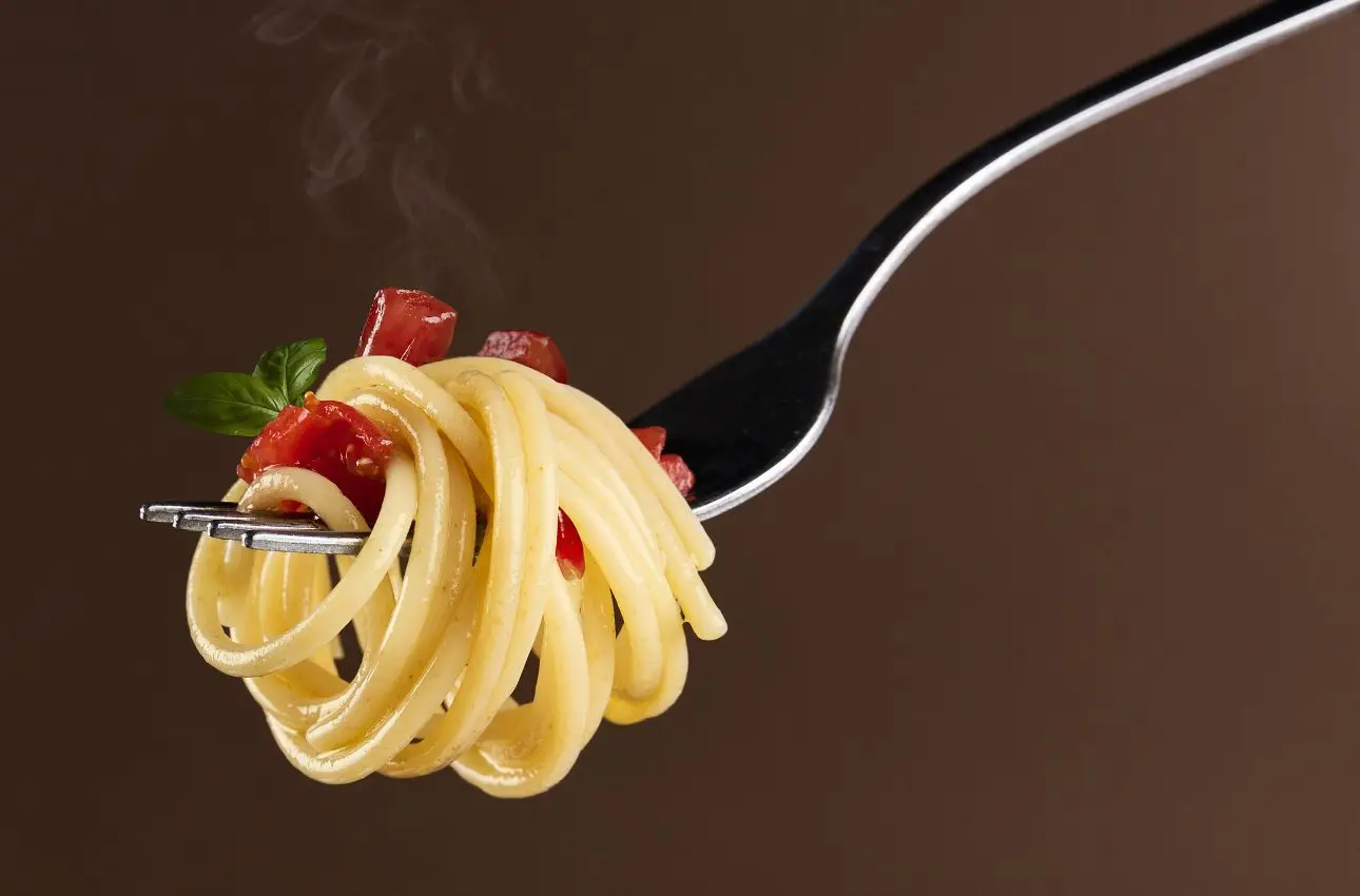 Lo sai che mangiare questi cibi aumenta il rischio di tumori? Ecco la lista completa