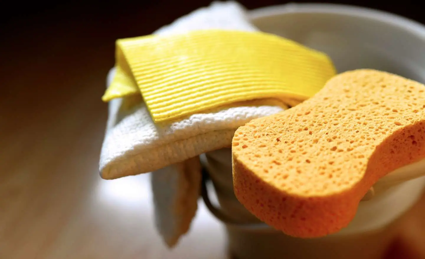 Il trucco delle 3 spugne: ecco come pulire il bagno in sicurezza