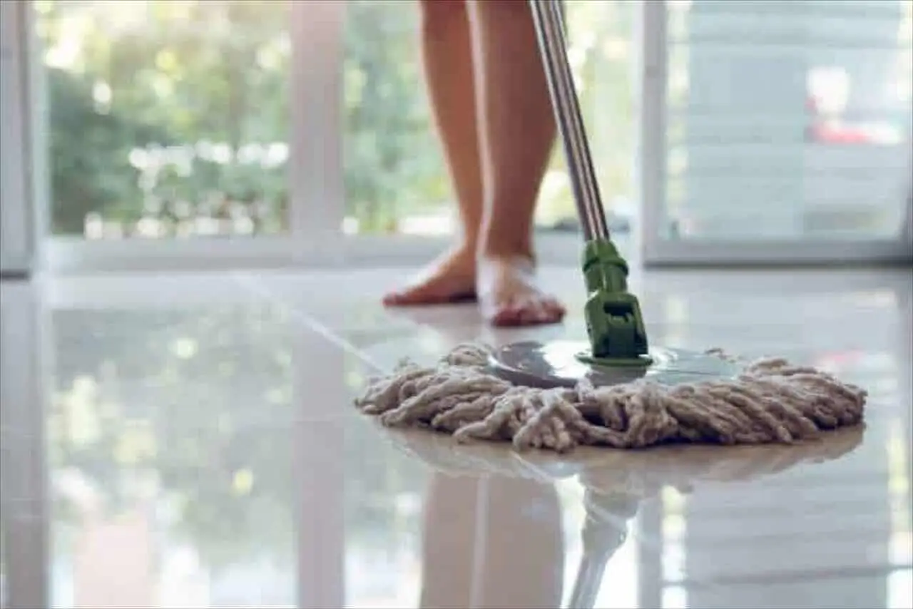 Il trucco geniale per pavimenti splendenti anche senza usare la lucidatrice
