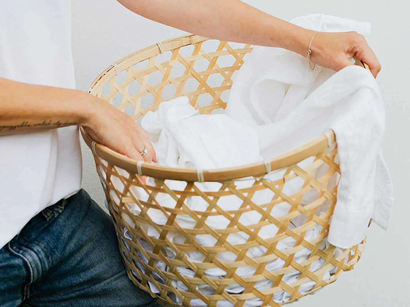 Il trucco segreto con la soda per sbiancare il bucato e togliere la puzza di sudore