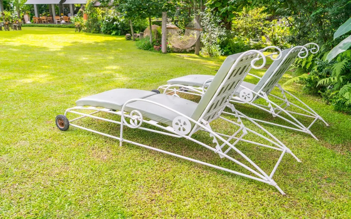 Trucchi di design per far sembrare il tuo piccolo giardino il doppio più grande