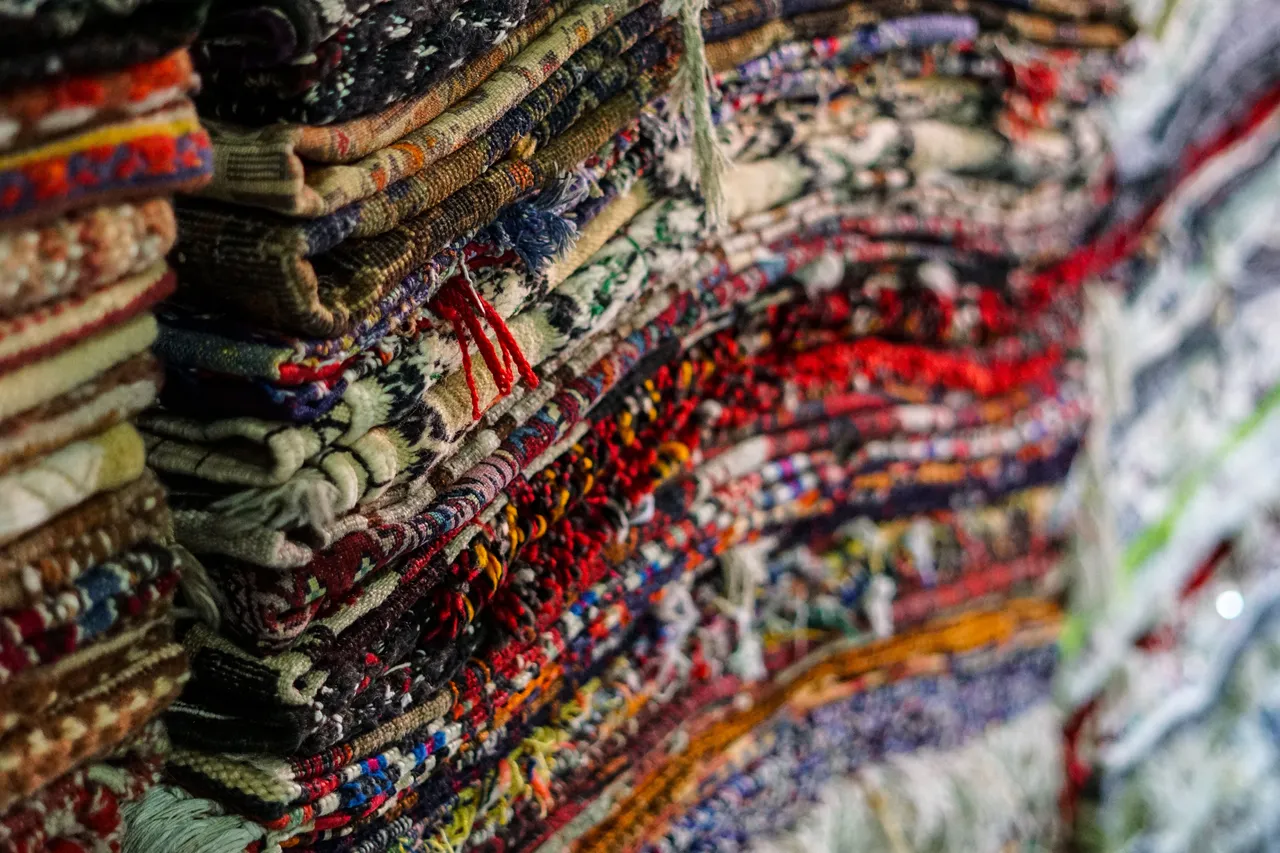 Hai sempre sbagliato a buttare questo oggetto comune: ecco dove va davvero il tessuto non tessuto